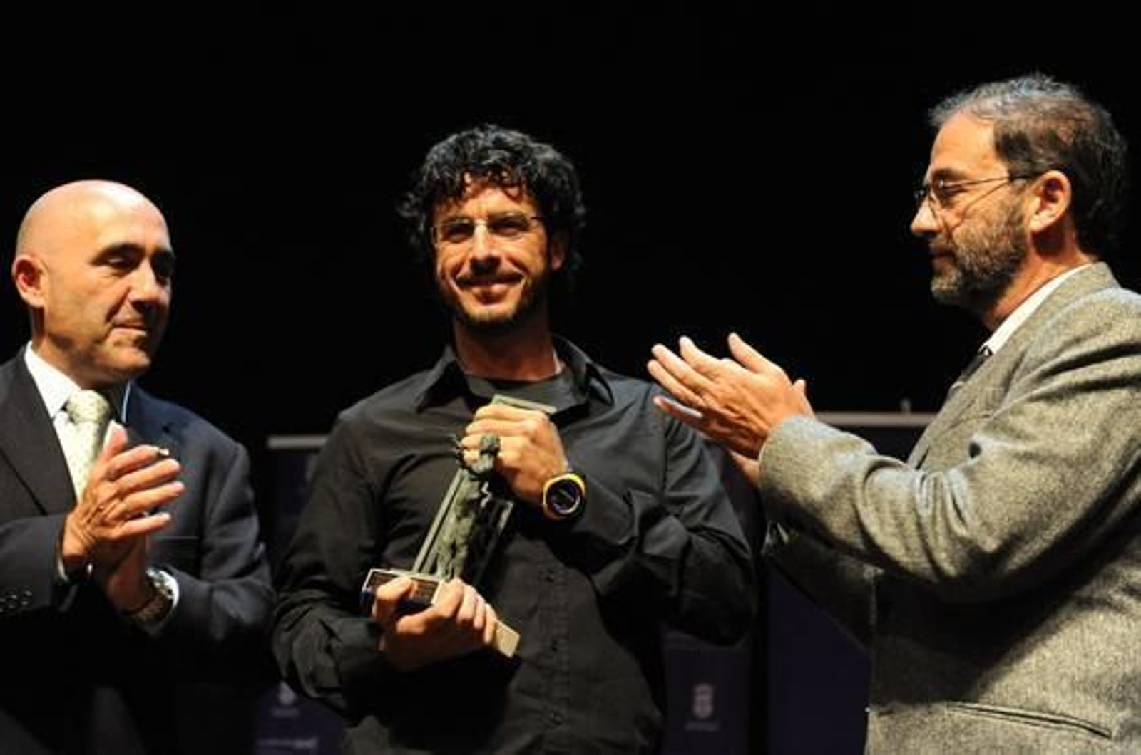 El reportero gráfico Emilio Morenatti recibe el I Premio Libertad de Expresión en el Real Teatro de Las Cortes de San Fernando. 

Foto: Elias Pimentel