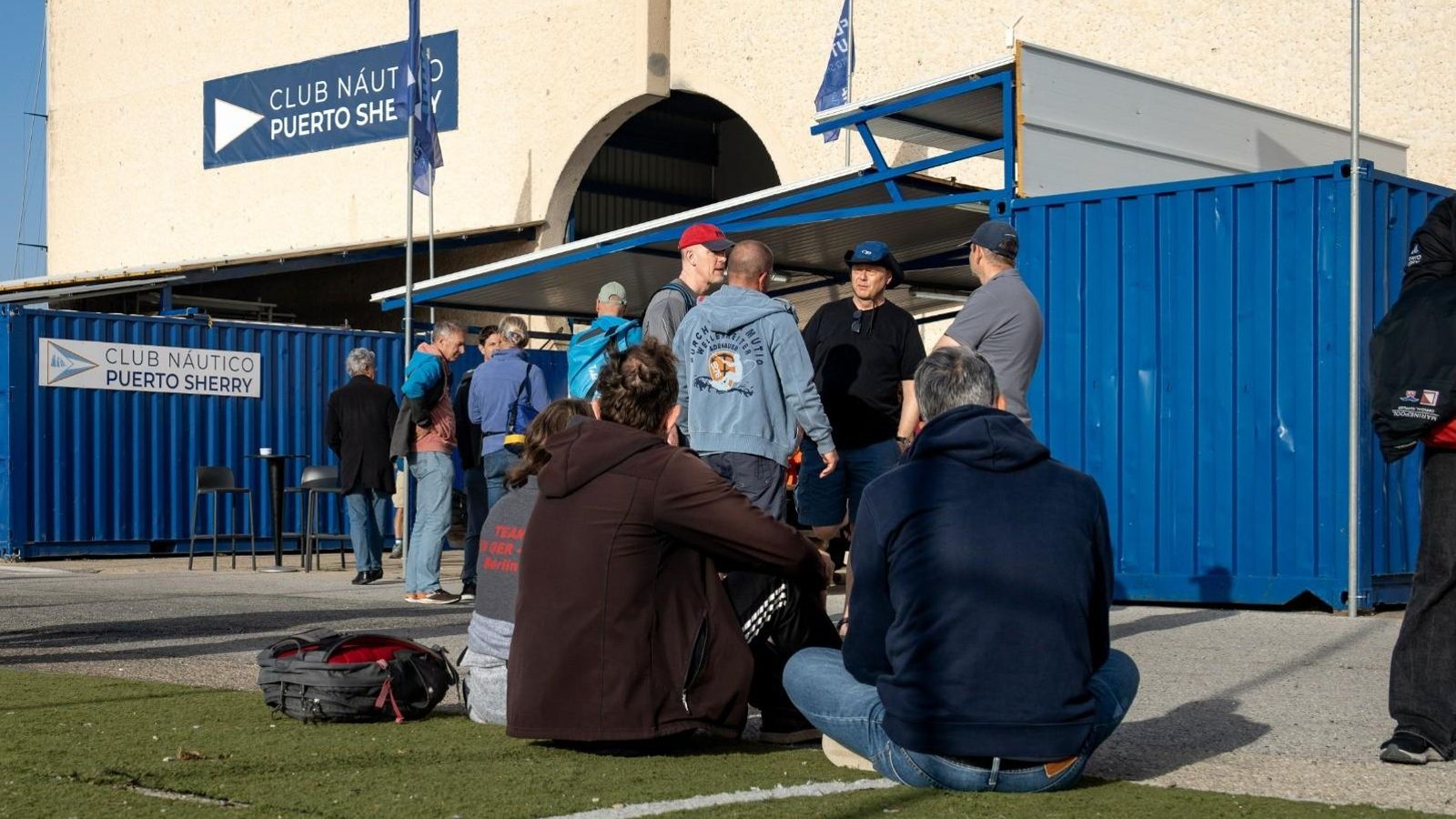 Regatistas en las instalaciones atentos a cualquier novedad.
