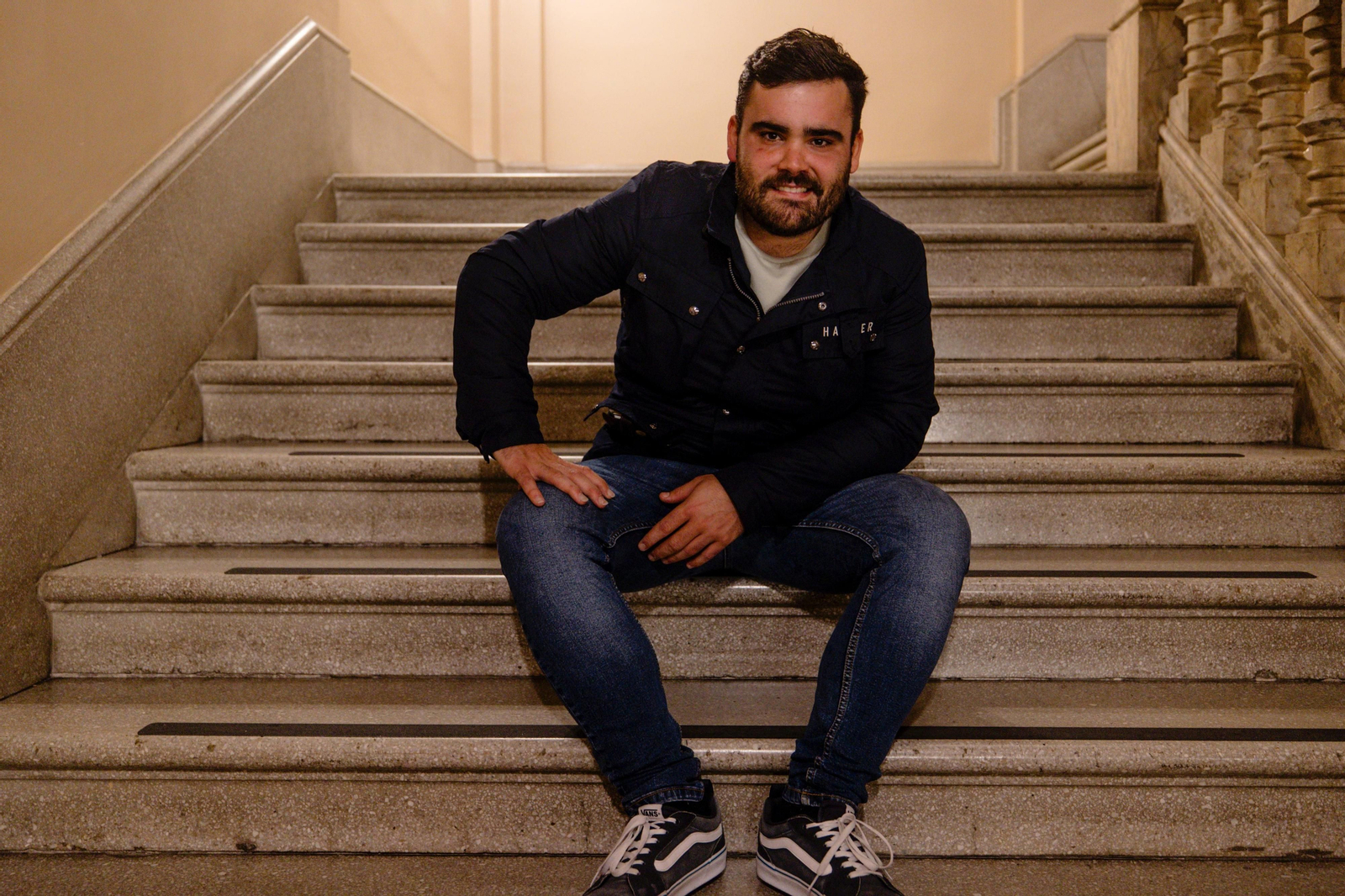 Manuel Cornejo, autor de 'La alegría de Cádiz', posa en las escaleras del Teatro Falla.