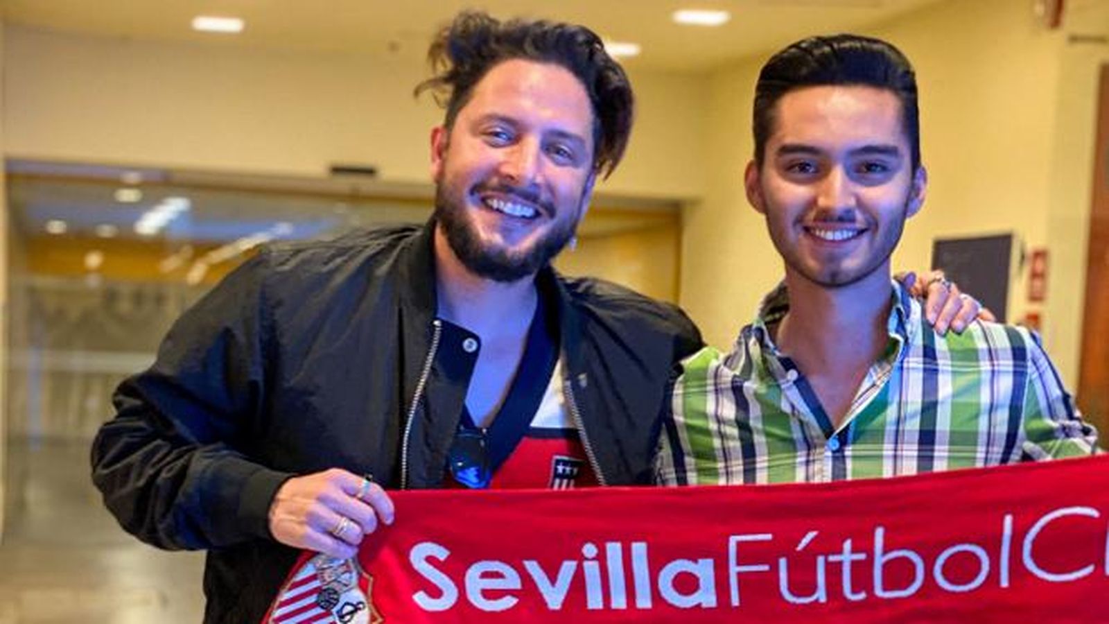 Manuel Carrasco, junto a Sevillista MX y la bufanda del equipo