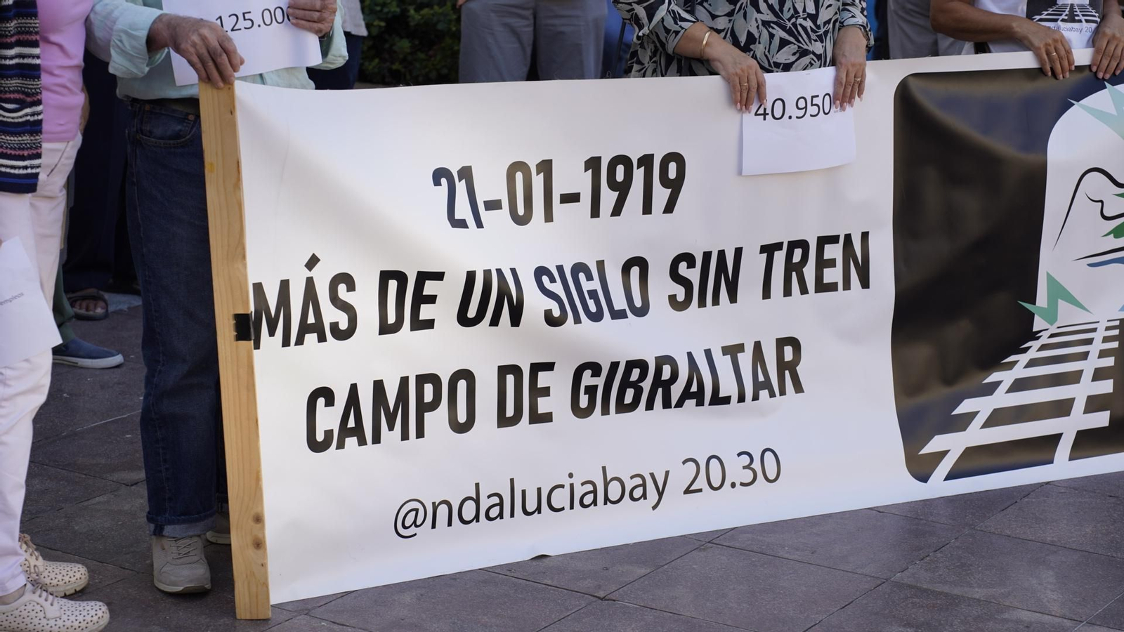 Fotos de la manifestación de la plataforma "Un siglo sin tren" en la plaza alta de Algeciras.