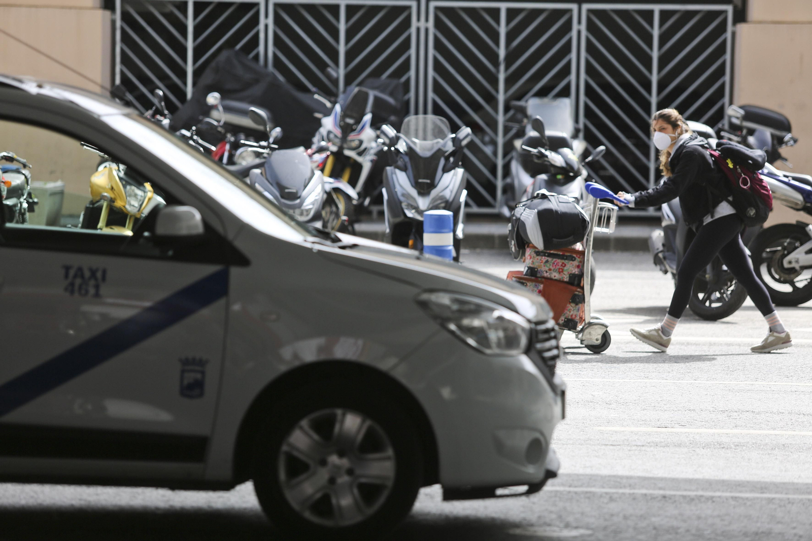 La cuarentena del coronavirus no frena el tráfico de pasajeros en el aeropuerto de Málaga, en fotos