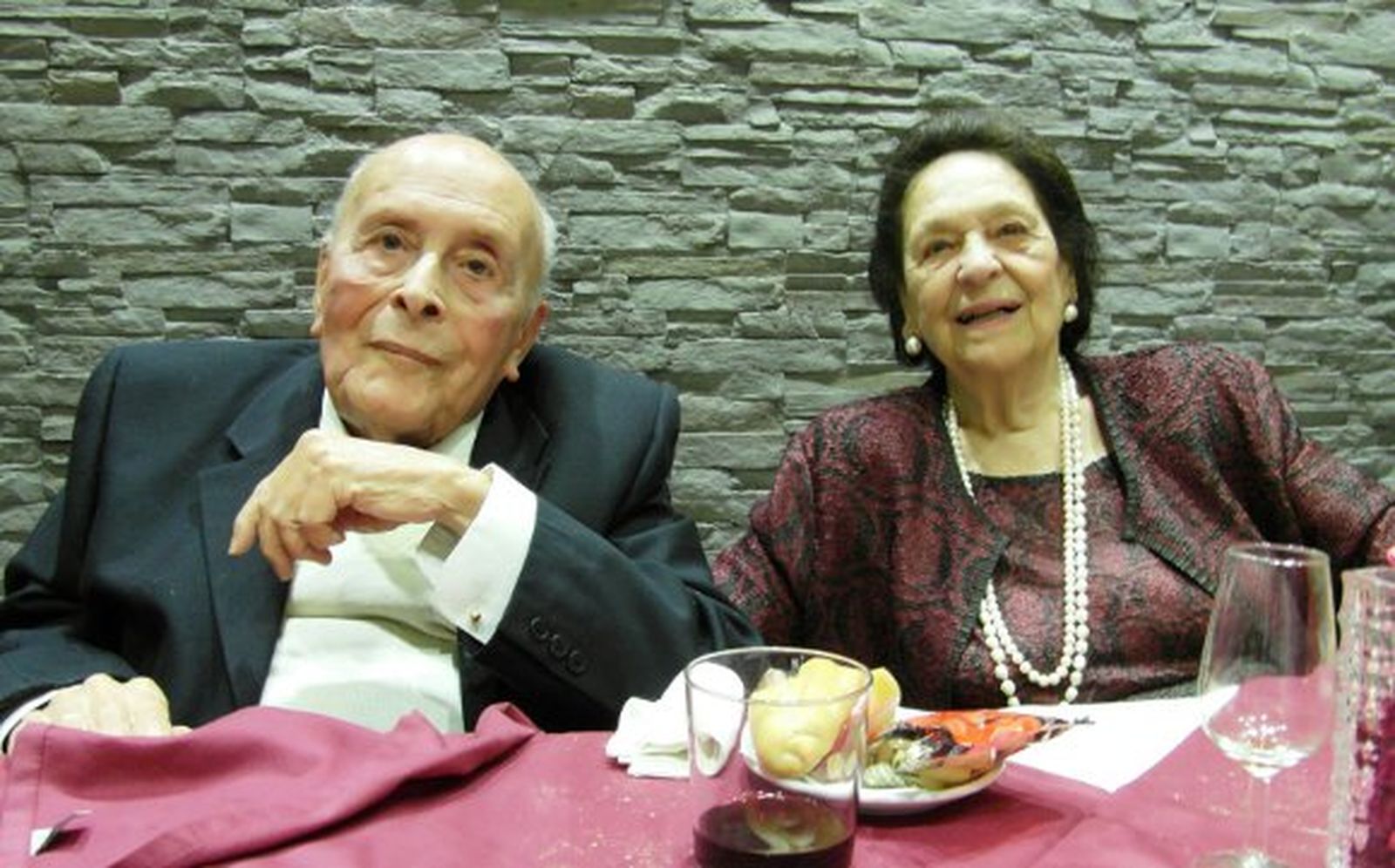 Francisco Ponce  Cordones y María de la Paz Calvo Beca, durante el almuerzo familiar, en el Hotel Las Cortes de Cádiz

Foto: Ignacio Casas de Ciria