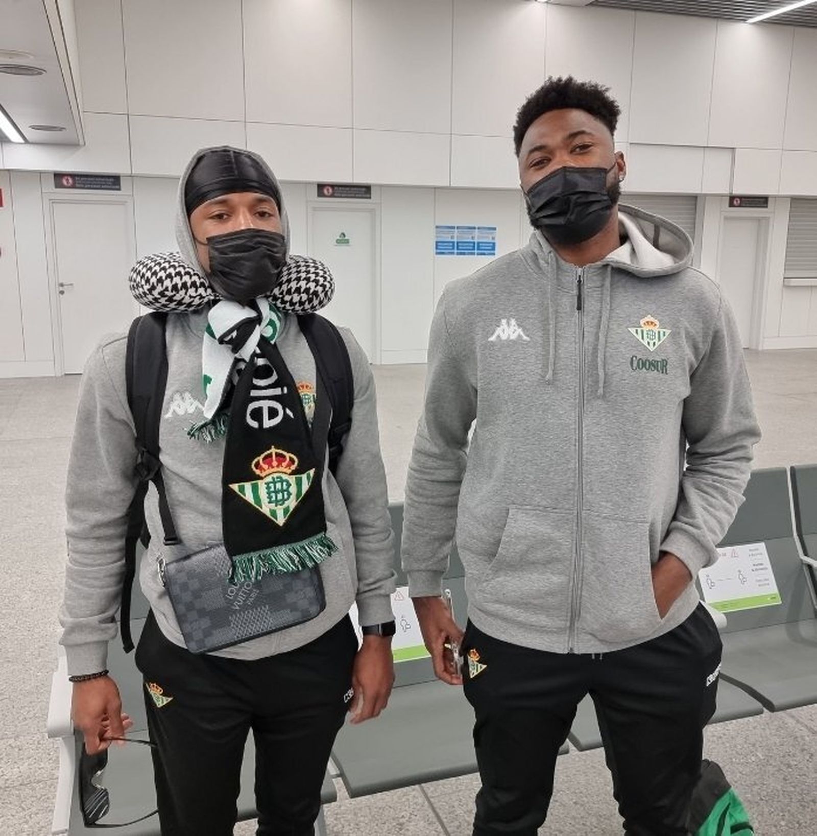 Shannon Evans y Travis Leslie, a su llegada a Santiago.