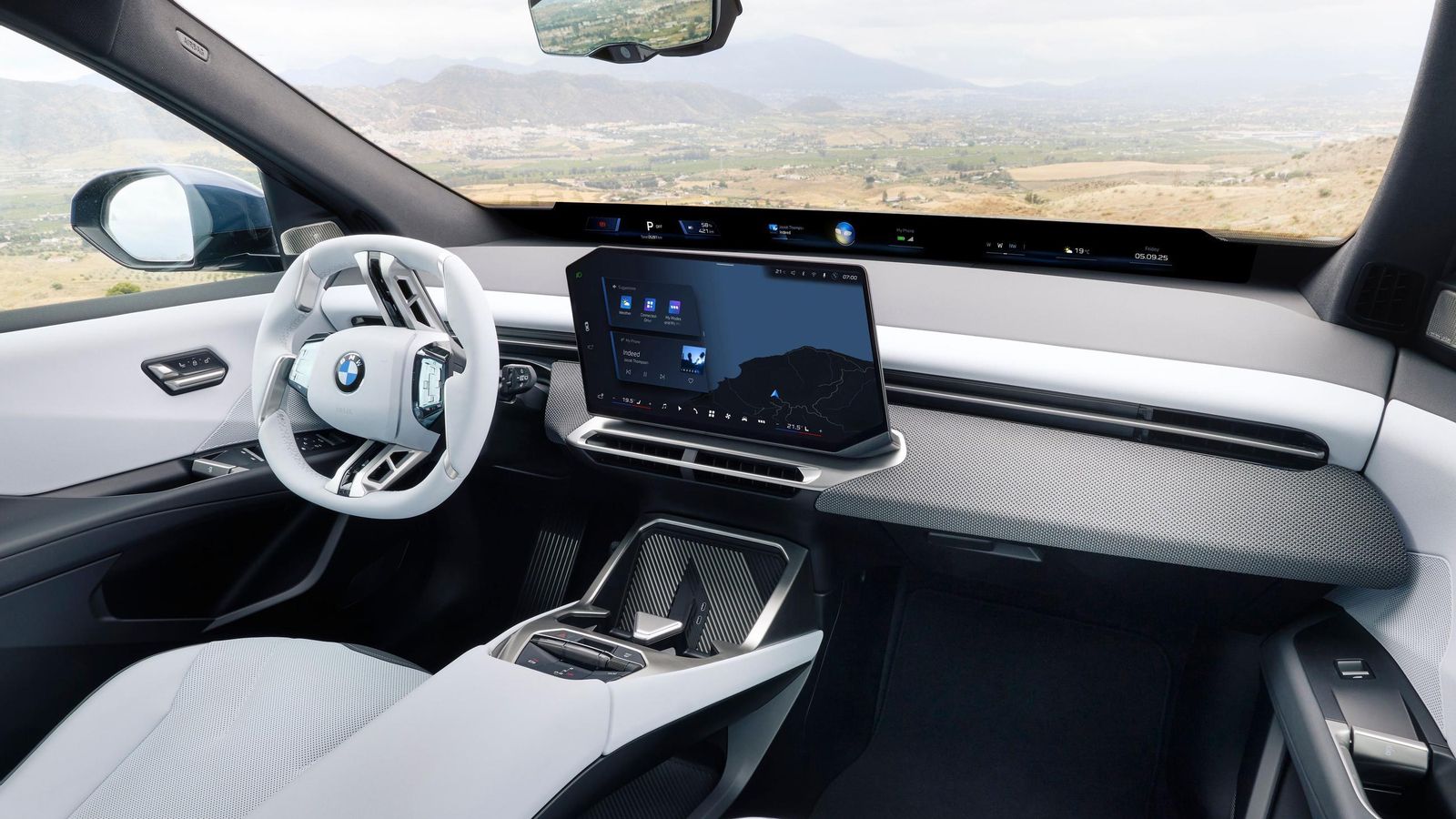 La instrumentación se traslada a la base del parabrisas. Podrá estar auxiliada por un HUD, mientras que la pantalla central no se integra en el salpicadero.