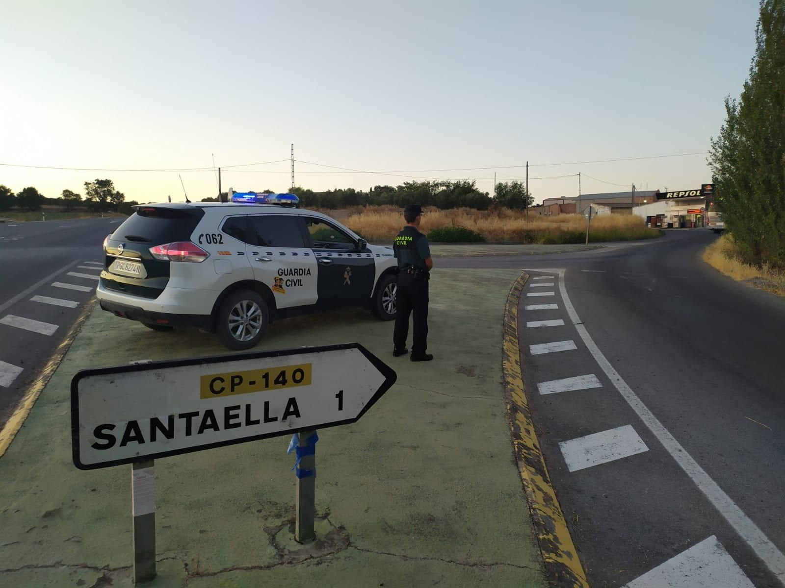 Un coche patrulla del puesto de la Guardia Civil de Santaella.