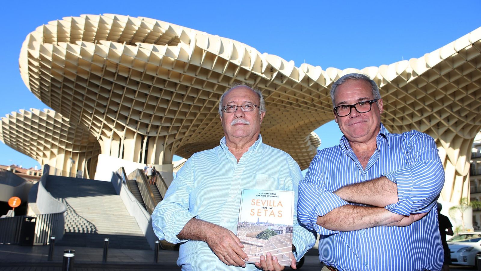 Jesús Luengo Mena y Juan Pedro Recio Lamata posan ante las ‘setas’ con su nuevo libro.