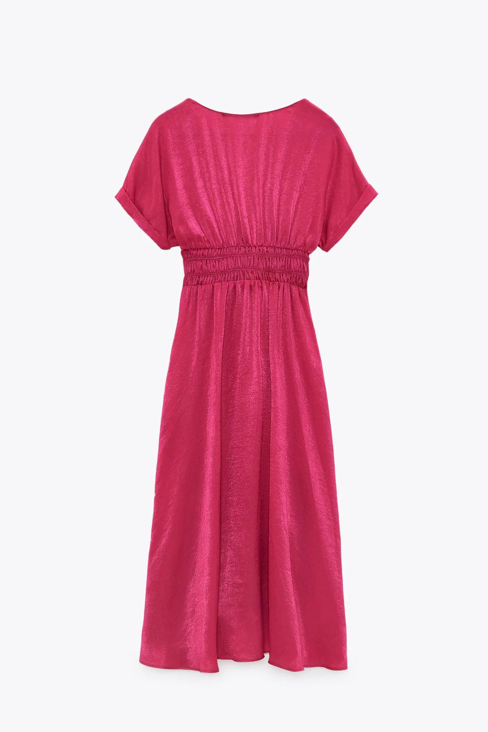 La parte trasera del nuevo vestido viral de Zara, en color rosa.