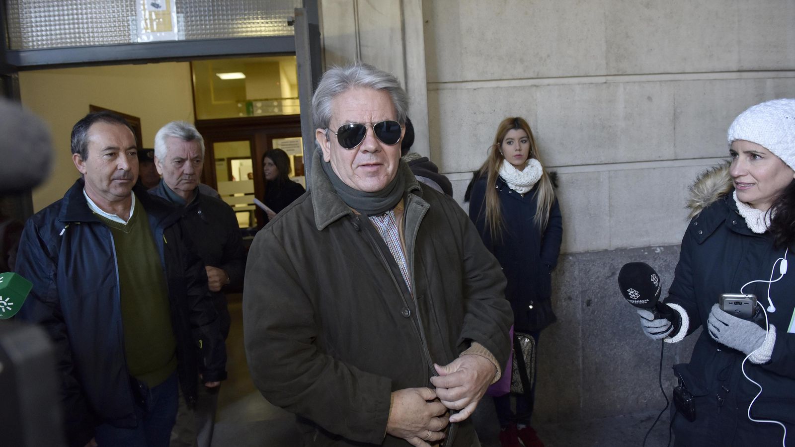 El presidente de Solidaridad del Taxi, Antonio Velarde, a la izquierda, junto al ex presidente, Enrique Filgueras, en los juzgados.