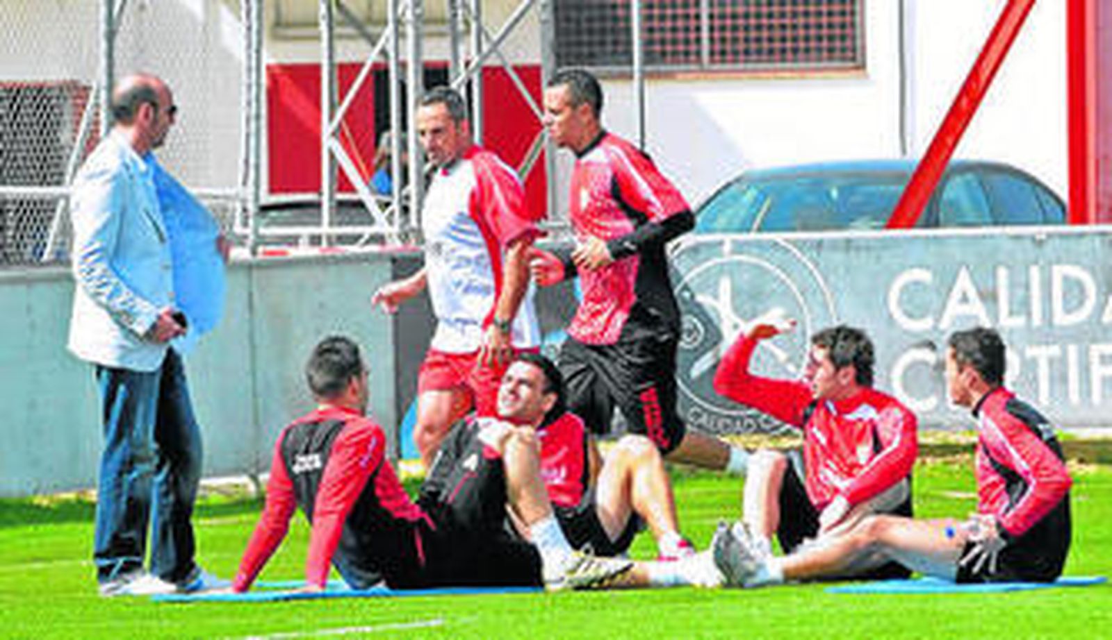 Monchi se dirige a algunos jugadores en la sesión de ayer.