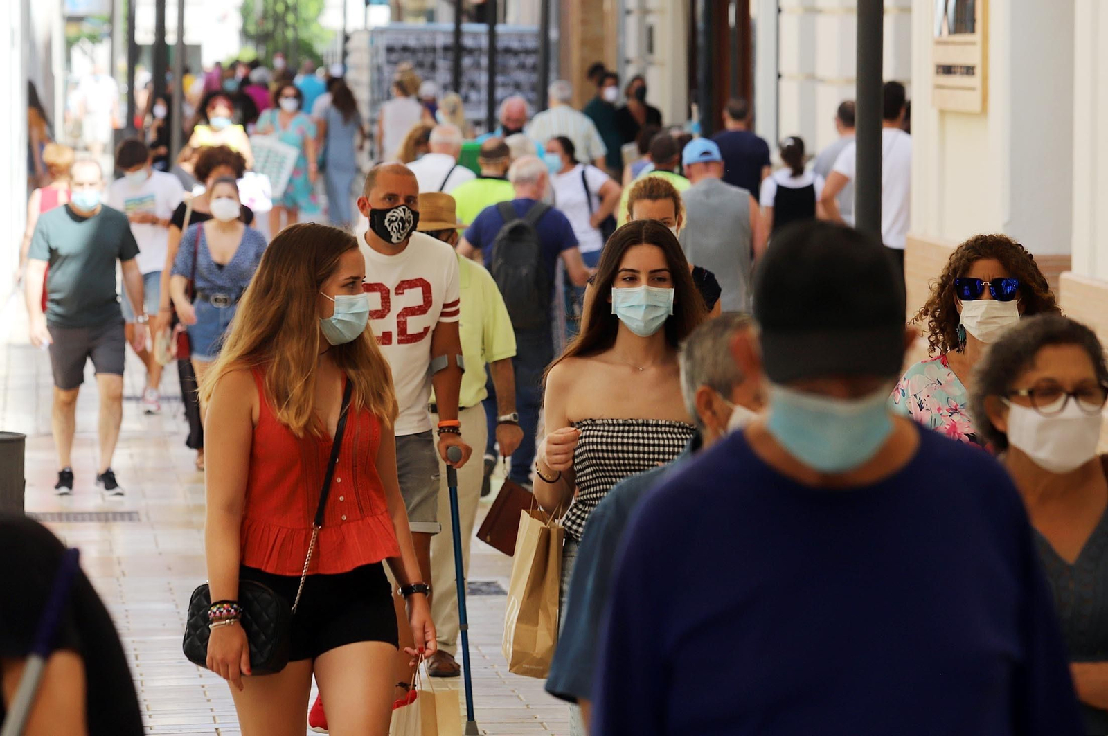 Viandantes protegidos con mascarillas.