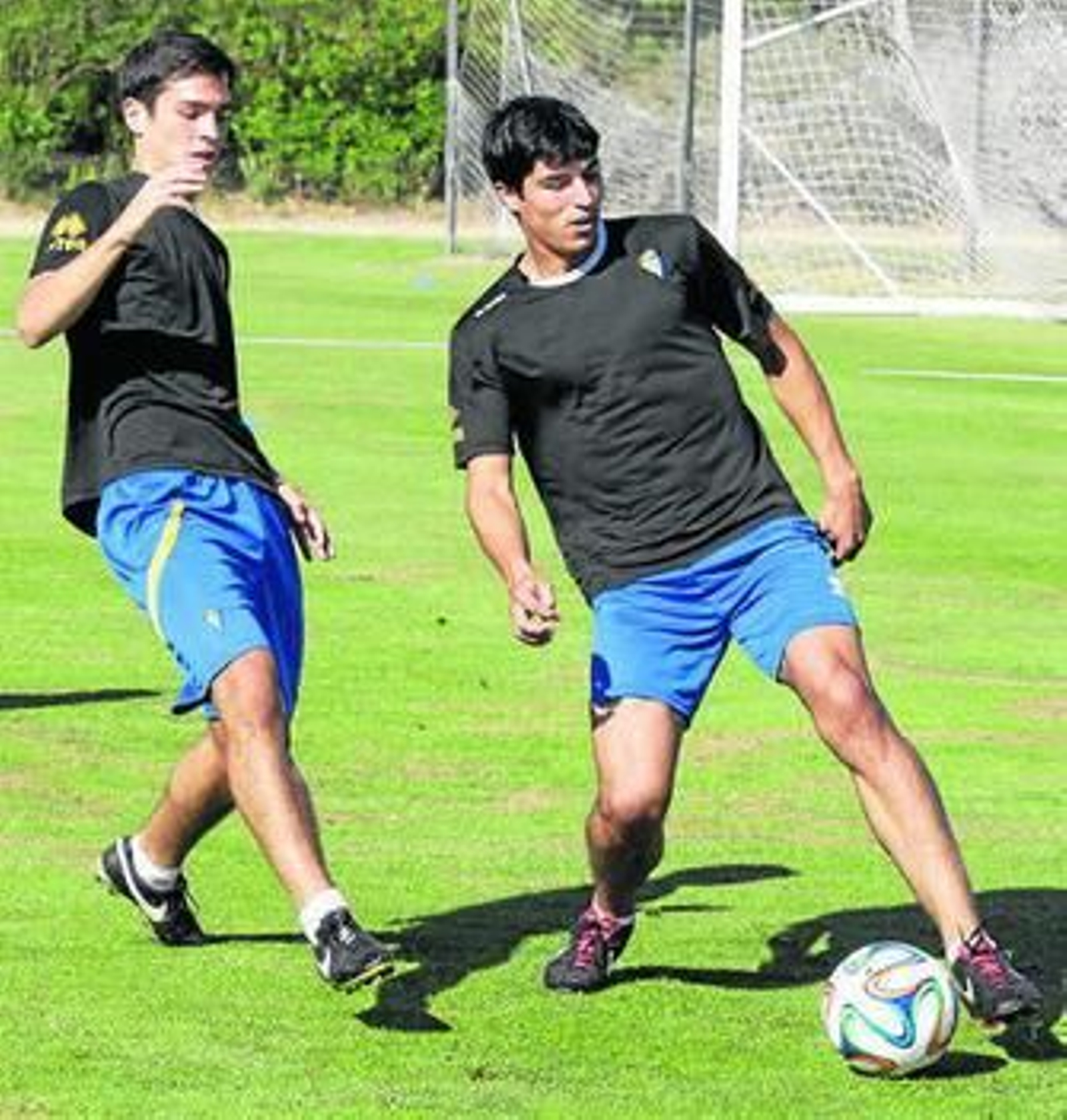 Diego González, ayer con el balón asediado por Galindo.