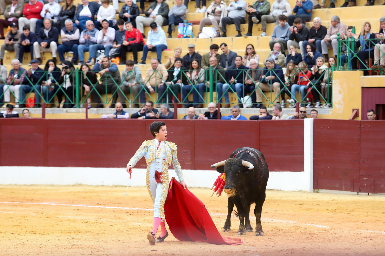 Imágenes de la novillada previa a la Semana Santa en la plaza de toros de La Línea