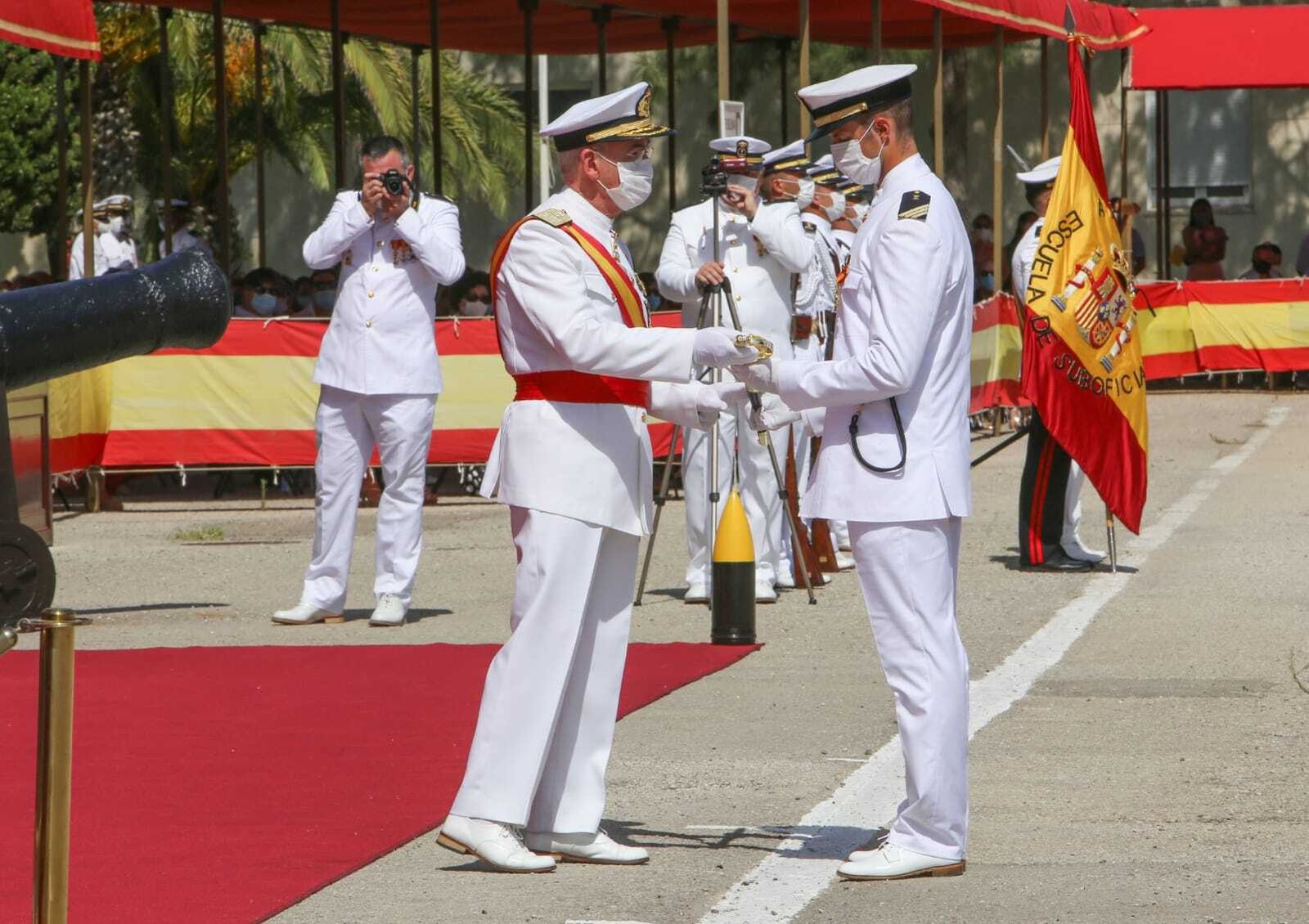 Entrega de despachos en la Escuela de Suboficiales de la Armada