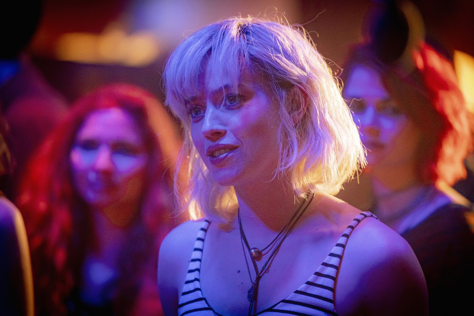 Lou de Laâge en una de las cuatro versiones de su personaje en el filme.