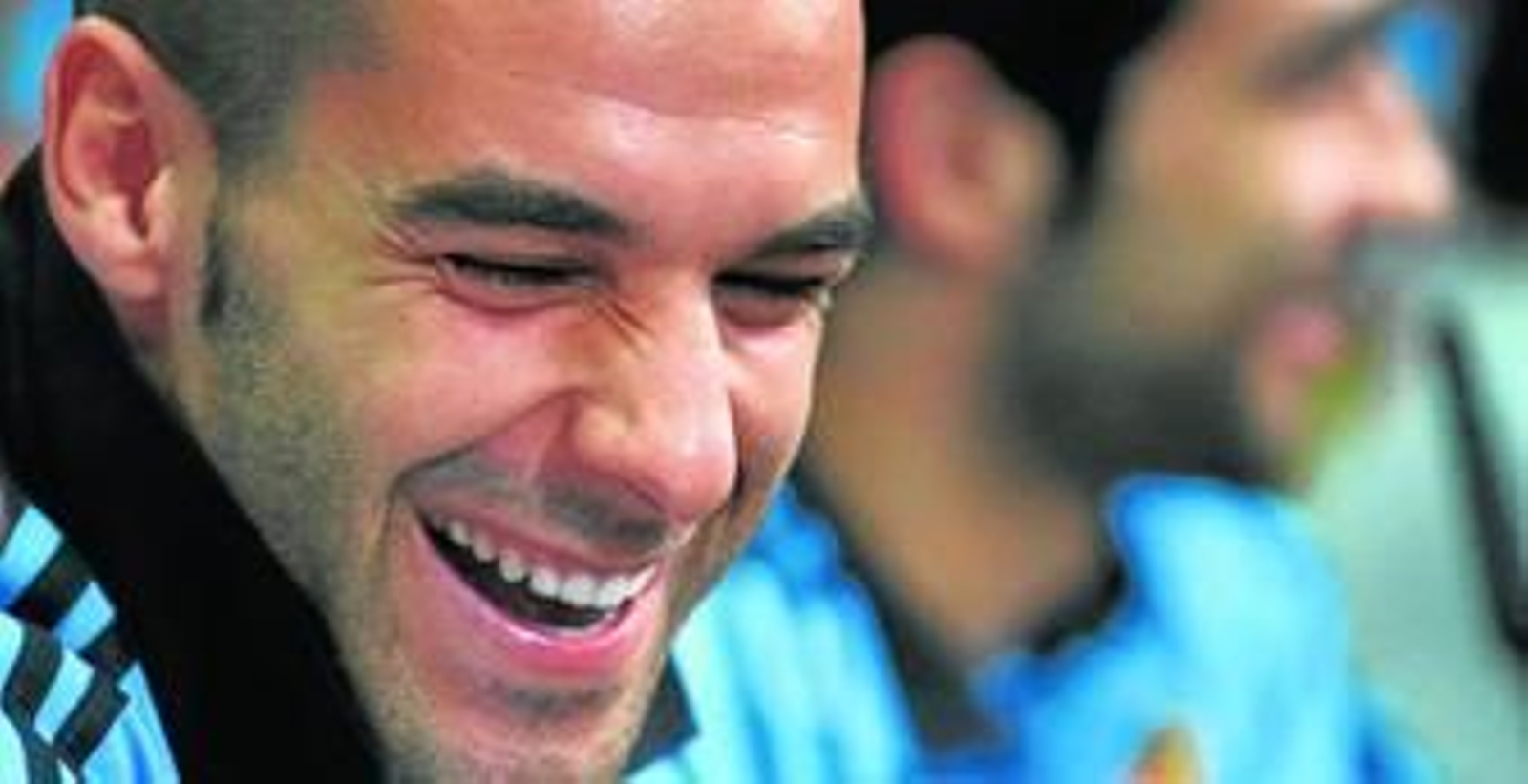 Álvaro Negredo suelta una espontánea carcajada en la rueda de prensa de ayer, con Albiol al fondo.