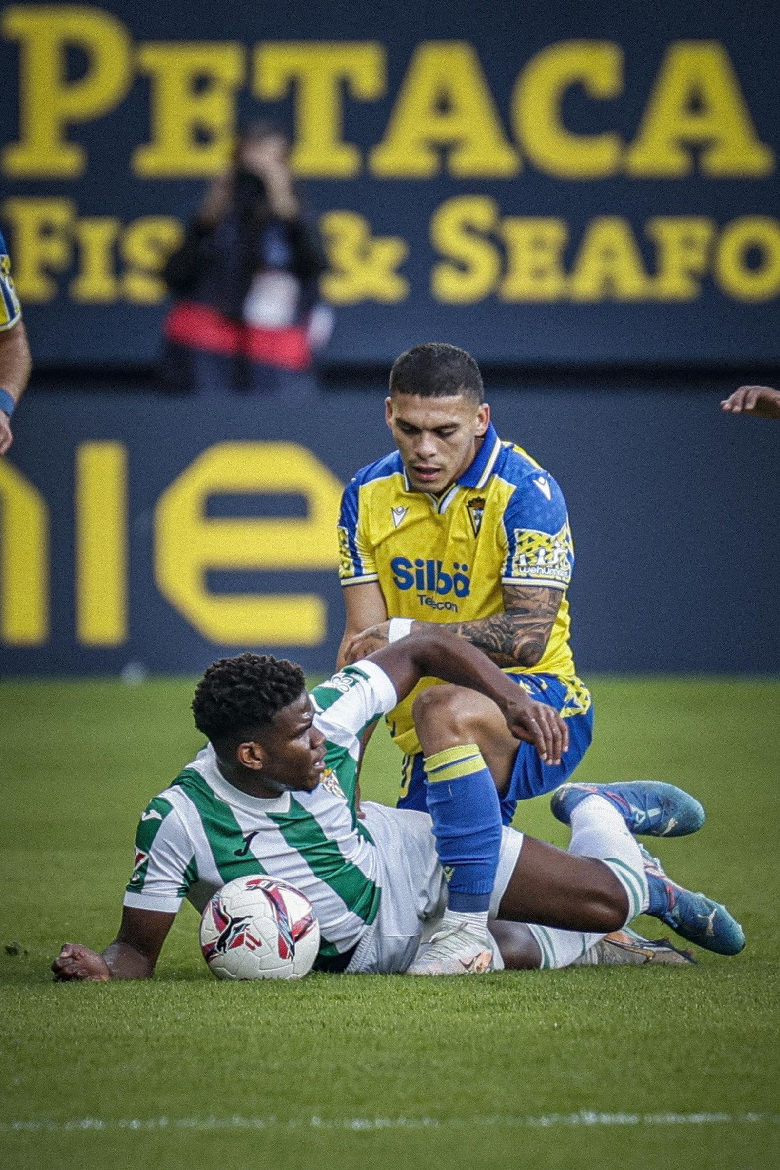 Búscate entre las imágenes del partido de fútbol entre Cádiz CF y Córdoba CF