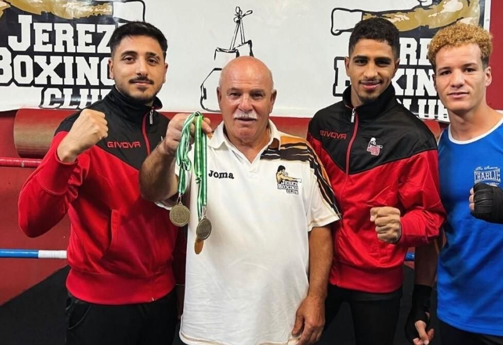 Antonio Navarro, con Moha, Omar y José Sánchez.