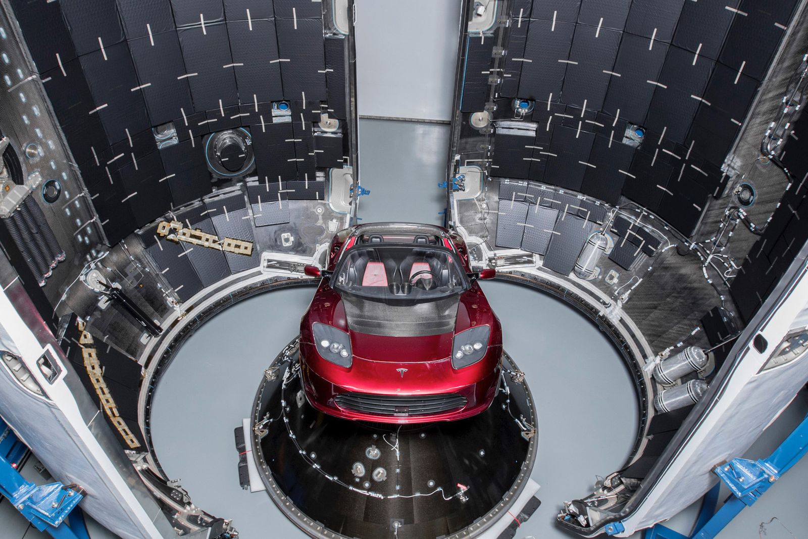 Imagen del Tesla Roadster dentro del cohete con rumbo a Marte.