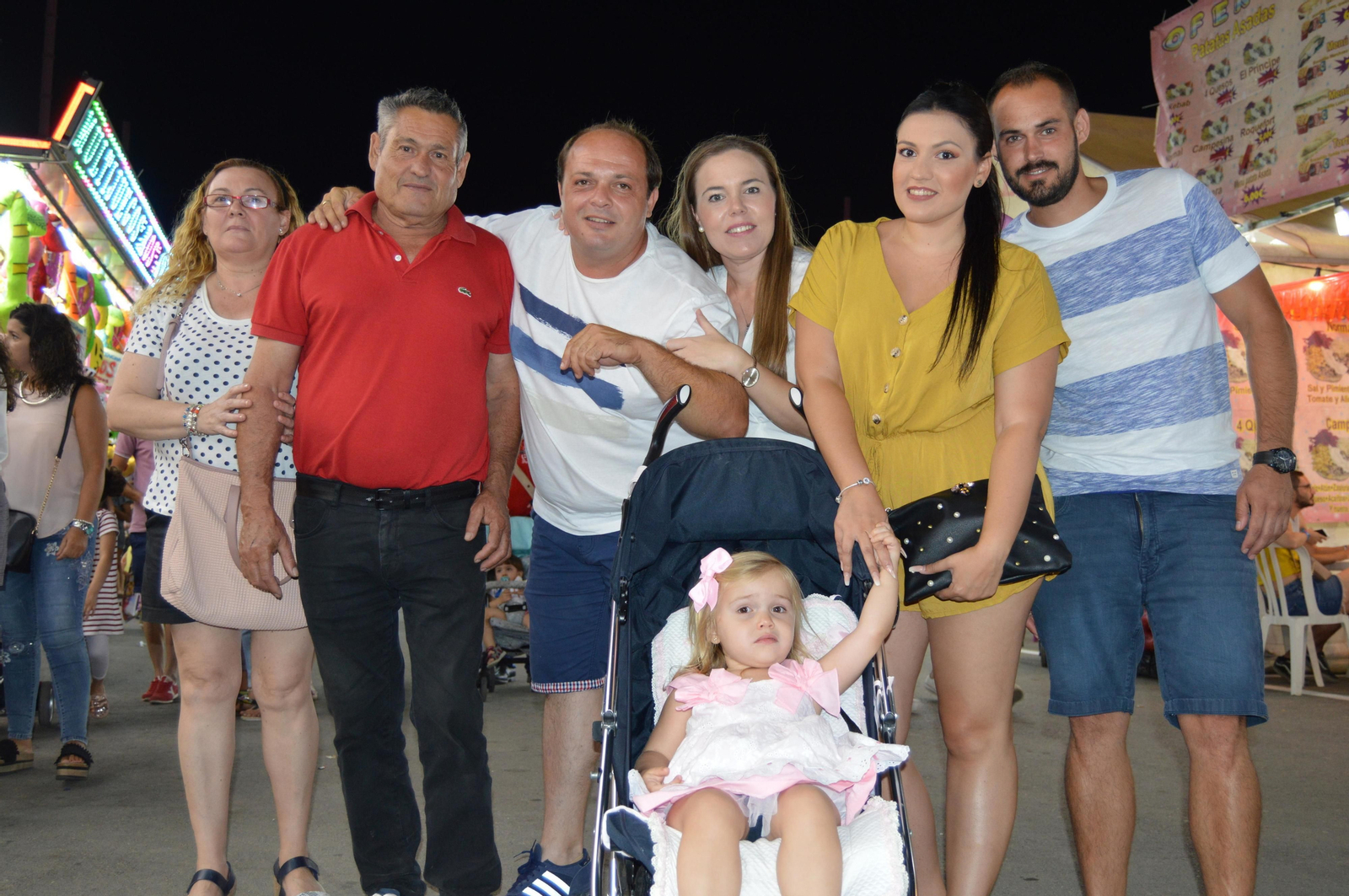 La pequeña de la familia, Noemí, un poco asustada por el flash de la cámara, vino a disfrutar del ámbiente festivo con sus familiares: Miguel, Mari Carmen, José, María José, María de la Paz y Juan Pedro.