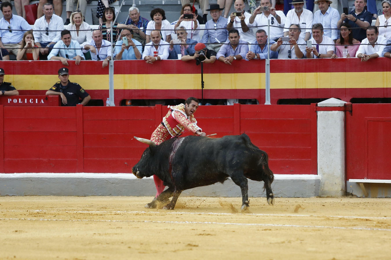 El Fandi resultó cogido sin consecuencias aparentemente al entrar a matar a su segundo toro. El Fandi resultó cogido sin consecuencias aparentemente al entrar a matar a su segundo toro.