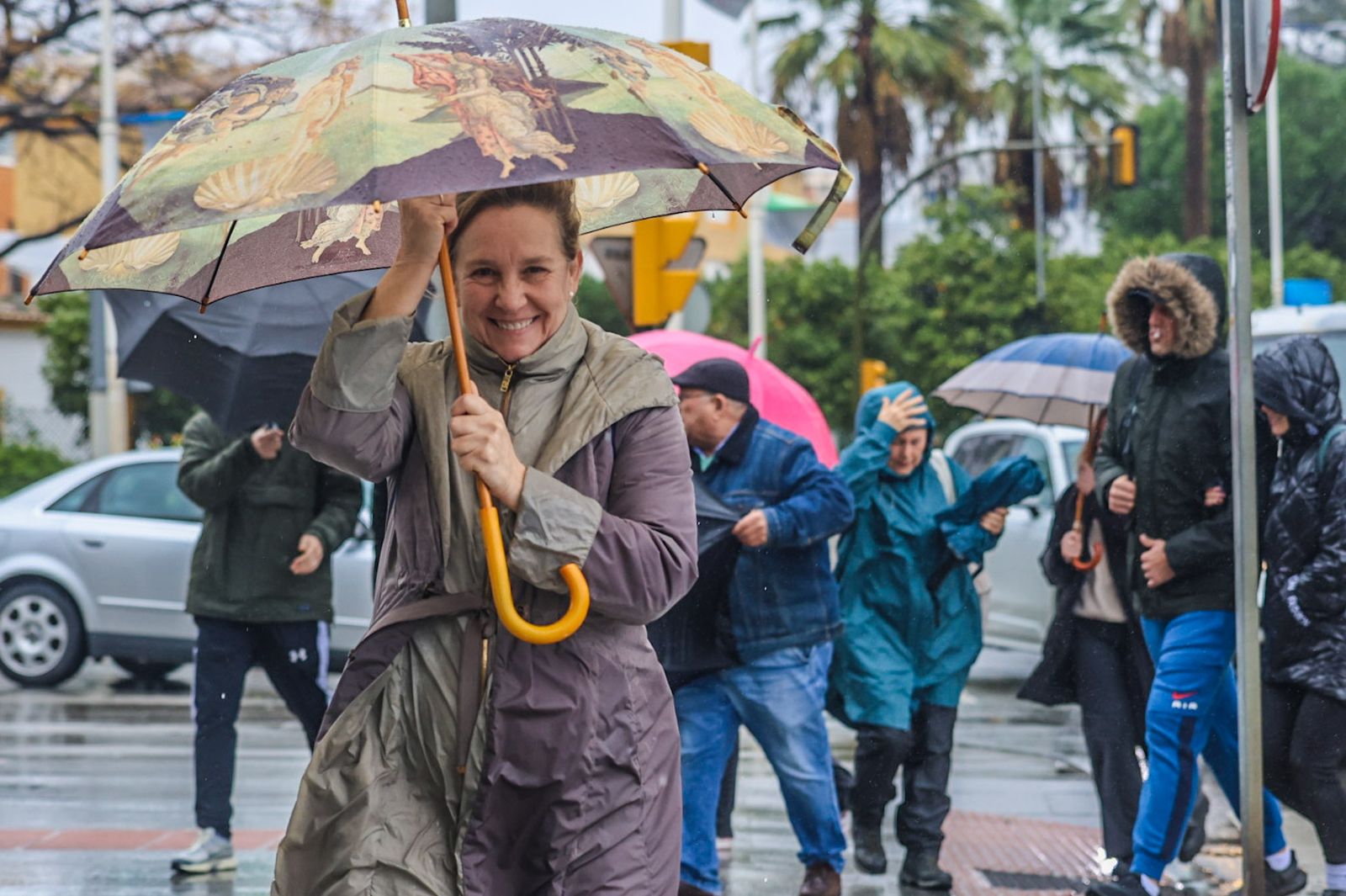 Fotografías de la mañana lluviosa en la capital