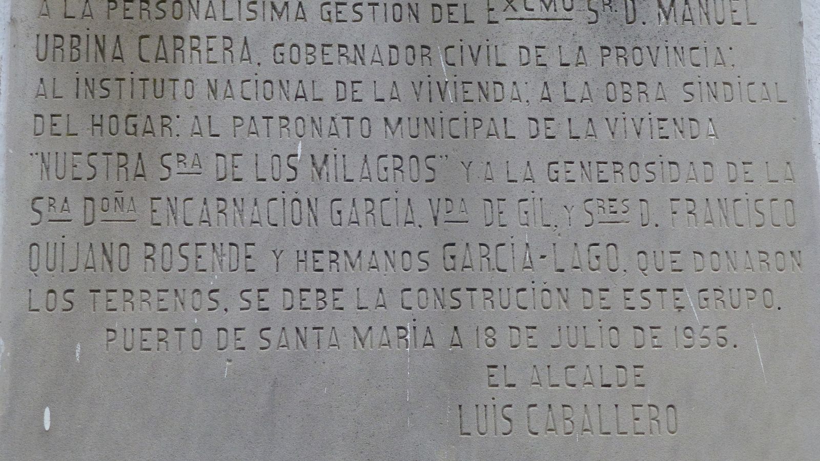 La lápida conmemorativa de la inauguración de las viviendas.