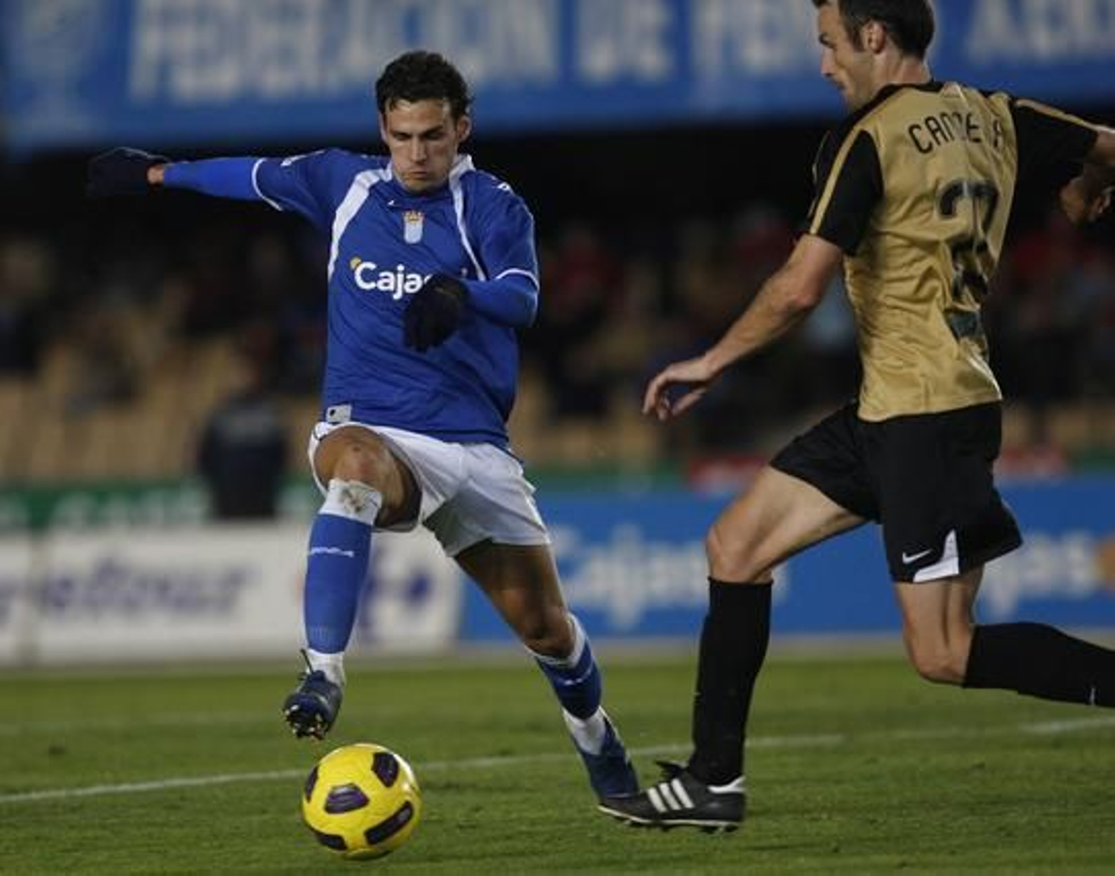 Capi intenta cazar un balón antes de que Candela despeje. 

Foto: Juan Carlos Toro