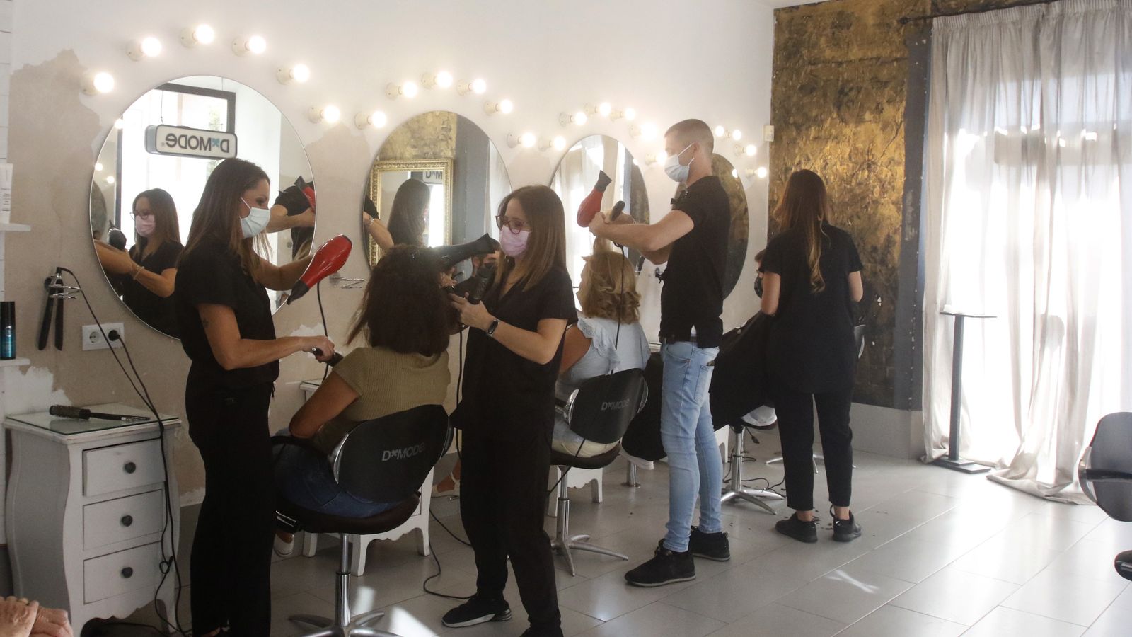 Plantilla de la peluquería D-Modé trabajando a pleno rendimiento.