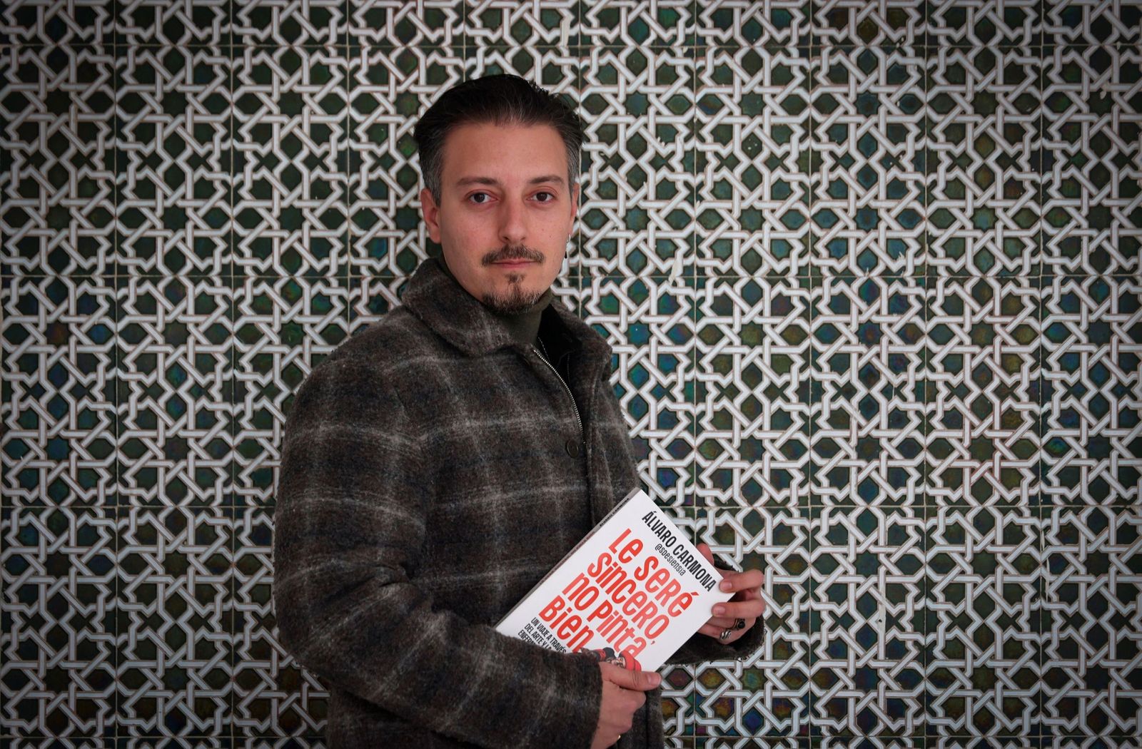 El investigador y divulgador Álvaro Carmona posa con el libro recién publicado.