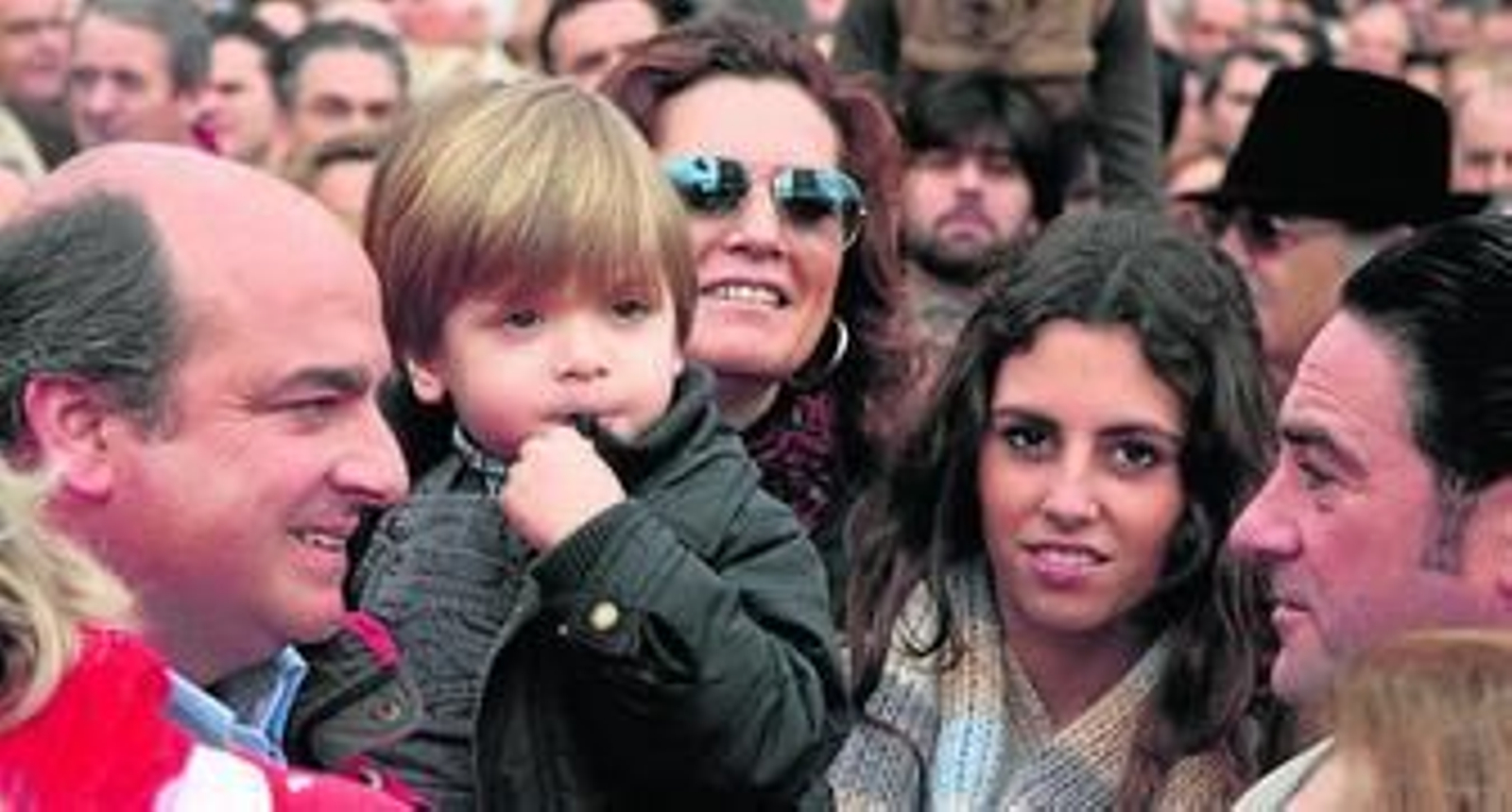 1. Aspecto general de la concentración 2. El director general de la Fundación Sánchez Ramade y ex concejal del PP, Luis Miguel Martín Rubio, con su hijo menor. 3. El líder del PP municipal, Juan Ignacio Zoido, acompañado por el edil Gregorio Serrano. 4. El hermano mayor de la Cena, Eduardo García, lee el manifiesto de las cofradías.