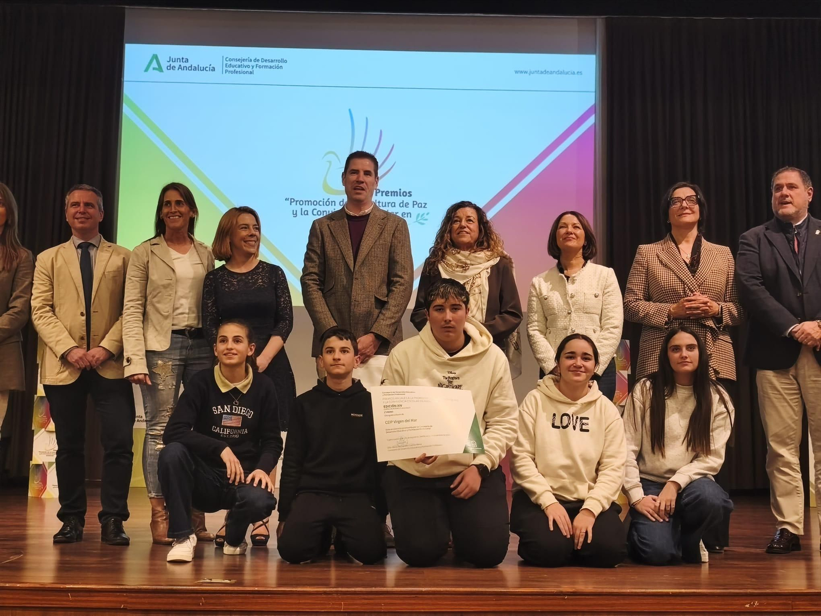 Imagen de la entrega del Premio a la Promoción de la Cultura de Paz y la Convivencia Escolar al CEIP Virgen del Mar de El Portal
