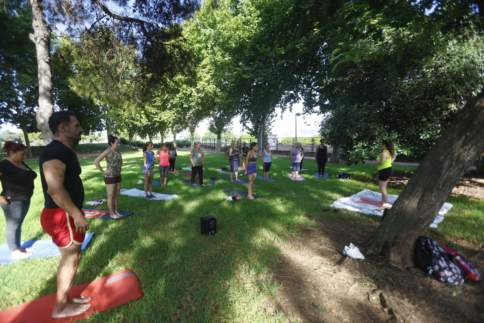 Practicando yoga en Chinales