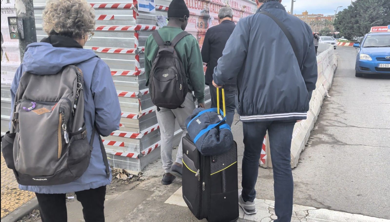 Las obras de la estación del AVE han reducido la acera entre la rotonda Manuel Fraga y la autovía del Aeropuerto a un pasillo provisional de apenas un metro