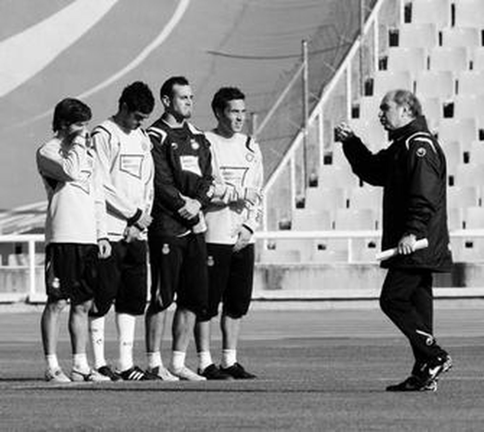 Mané da instrucciones a sus jugadores durante su penúltimo entrenamiento.