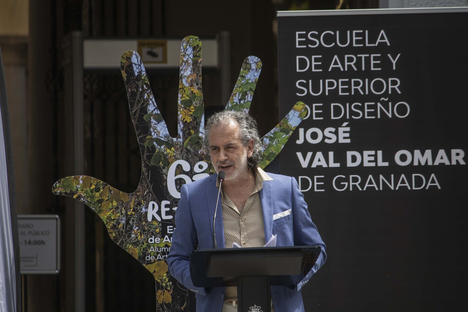 Día Internacional del Reciclaje con un desfile de moda reciclada, en imágenes