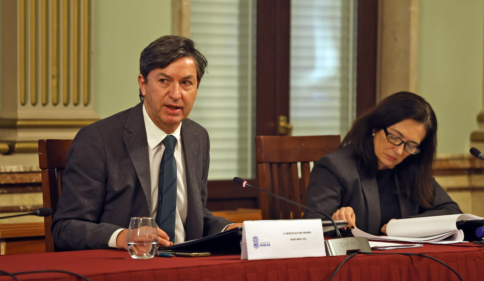 Imágenes de la sesión plenaria del Ayuntamiento de Huelva