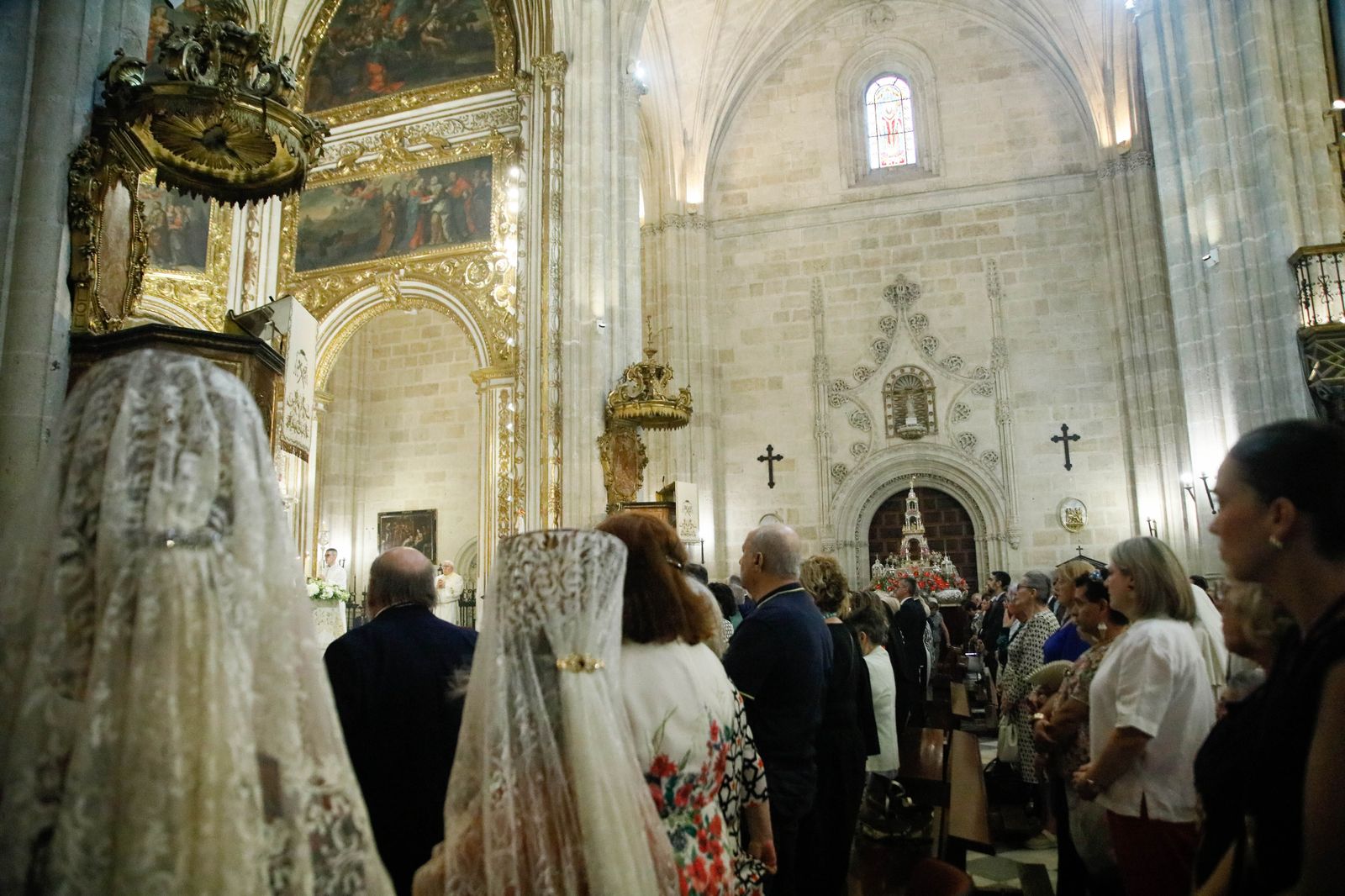 Imágenes de la procesión del Corpus Christi en Almería: así han sido la misa y la posterior marcha por la capital