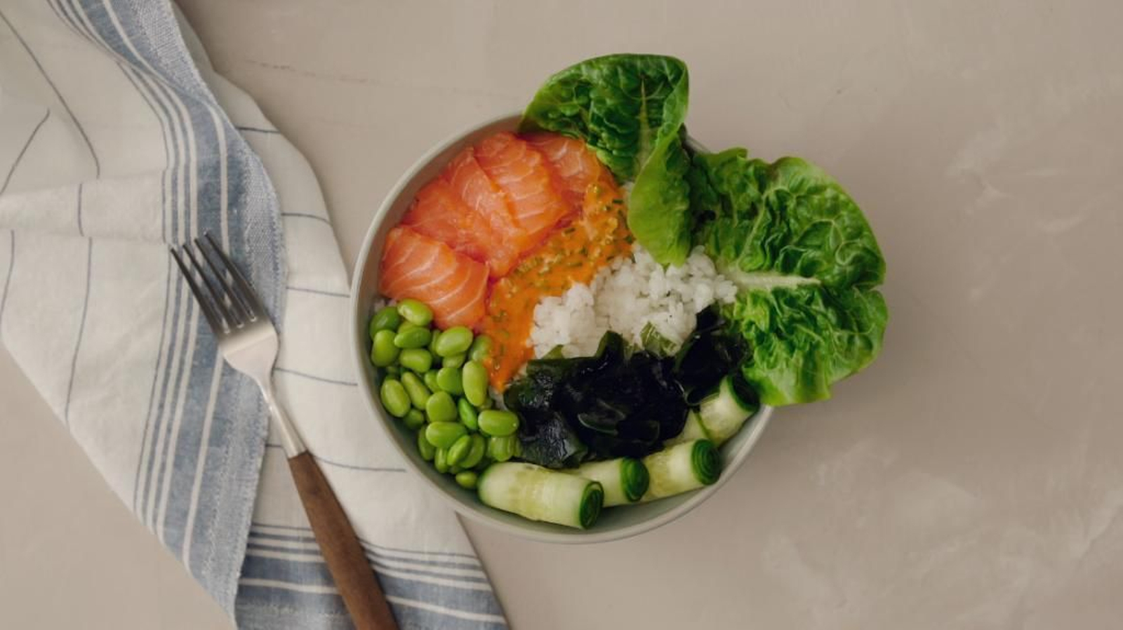 Receta de poke de arroz picante con salmón crudo