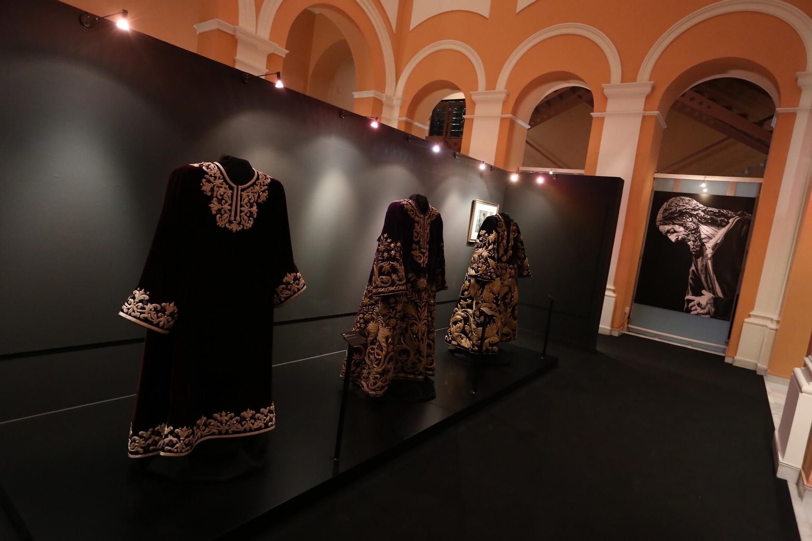 La exposición 'Pasión según Sevilla', en imágenes