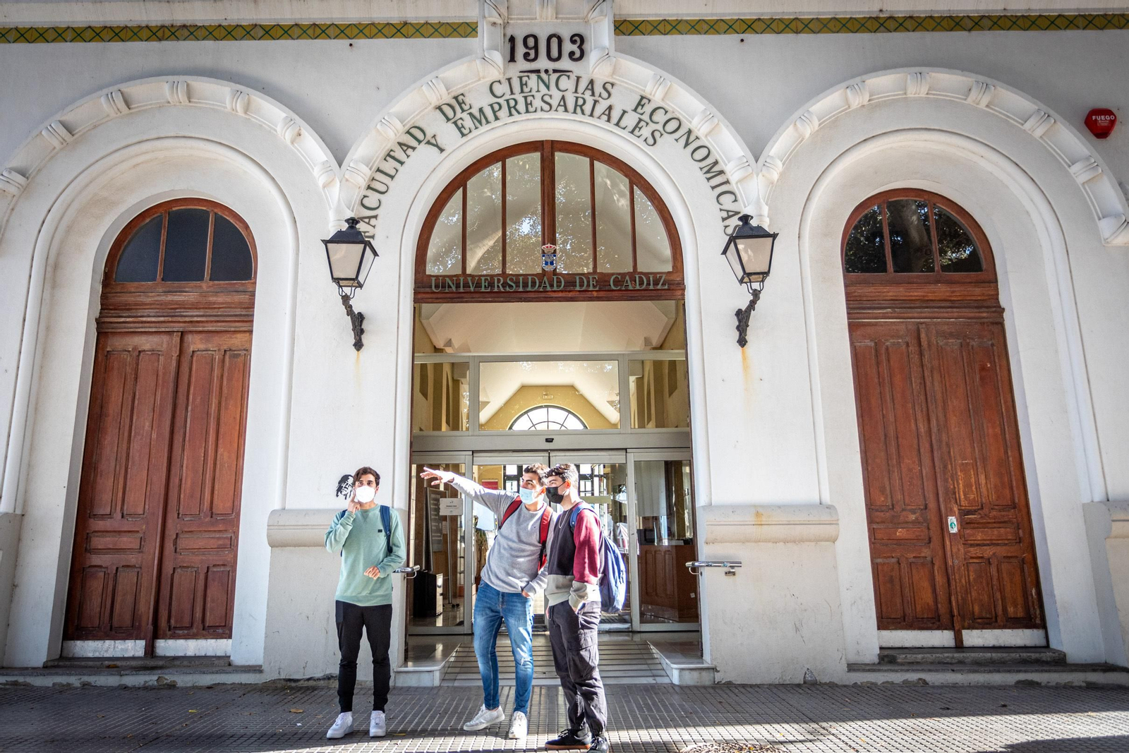 Estudiantes ante la Facultad de Ciencias Económicas y Empresariales de la UCA, en una imagen de archivo.