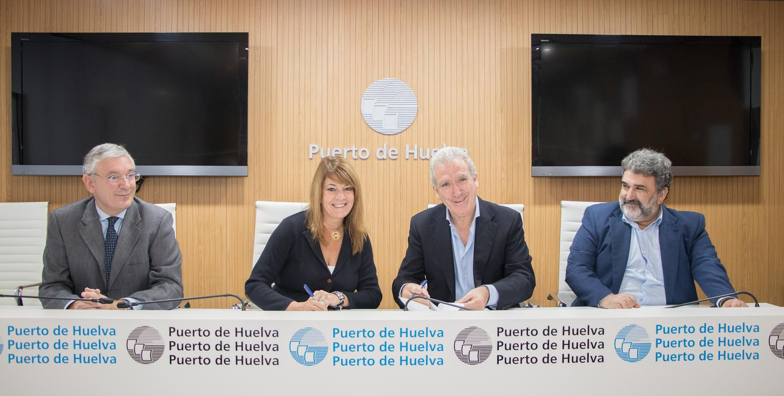 Momento de la firma del convenio entre el Puerto y la empresa encargada de las obras. Momento de la firma del convenio entre el Puerto y la empresa encargada de las obras.