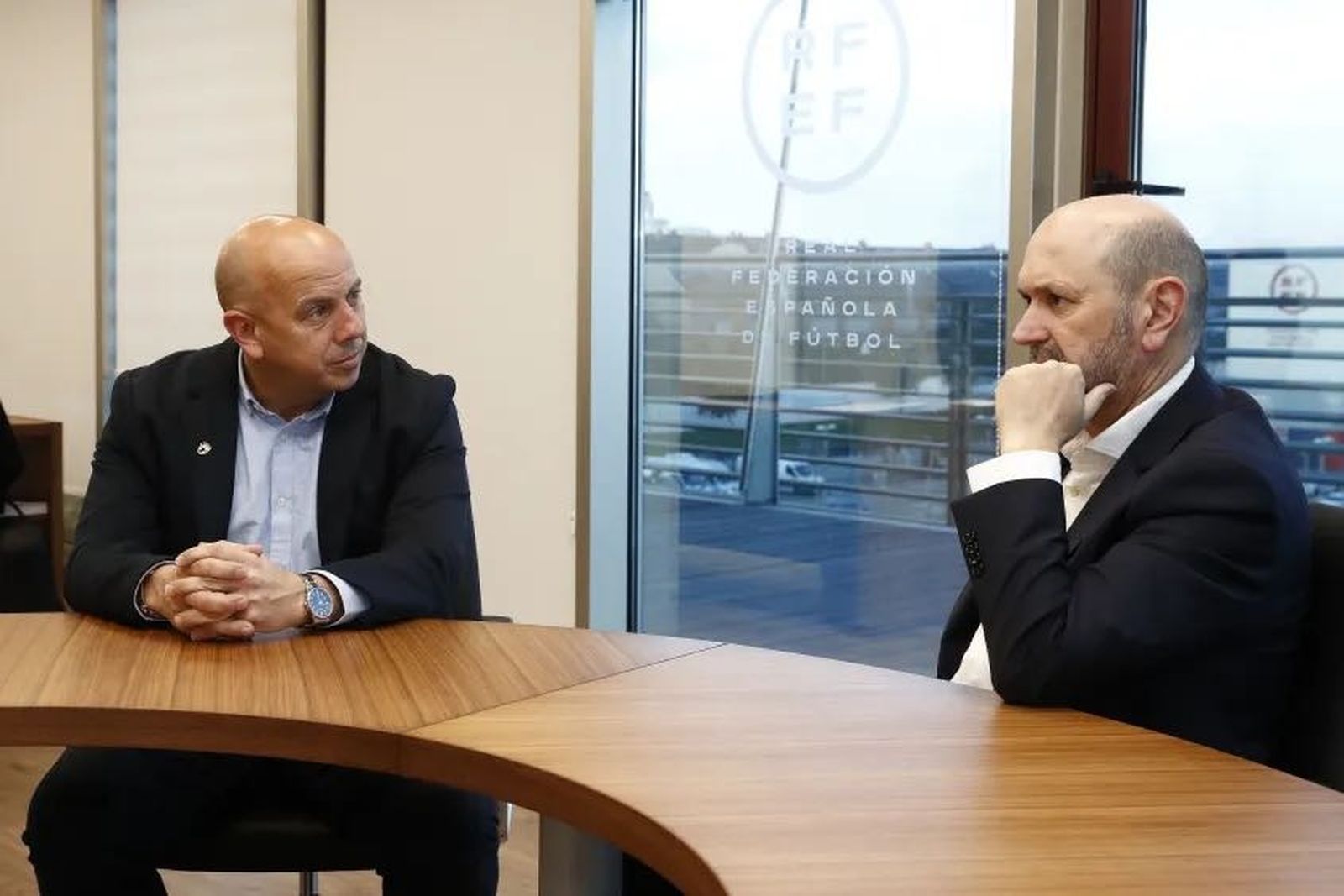 Pedro Curtido -izquierda- y Rafael Louzán, en un momento de la reunión en Las Rozas.