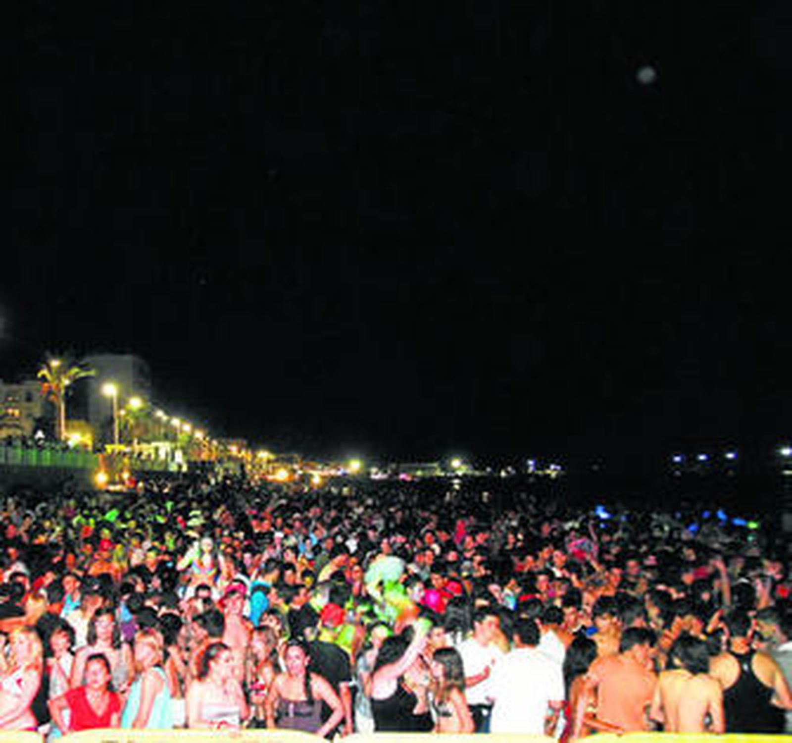 Las gogós estuvieron caracterizadas con diversos trajes.