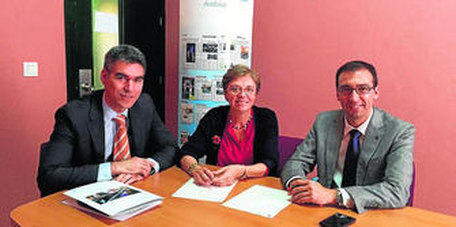 De izquierda a derecha, Marco Toscano, Encarnación Chico y Tomás Navarro, en la firma del convenio.