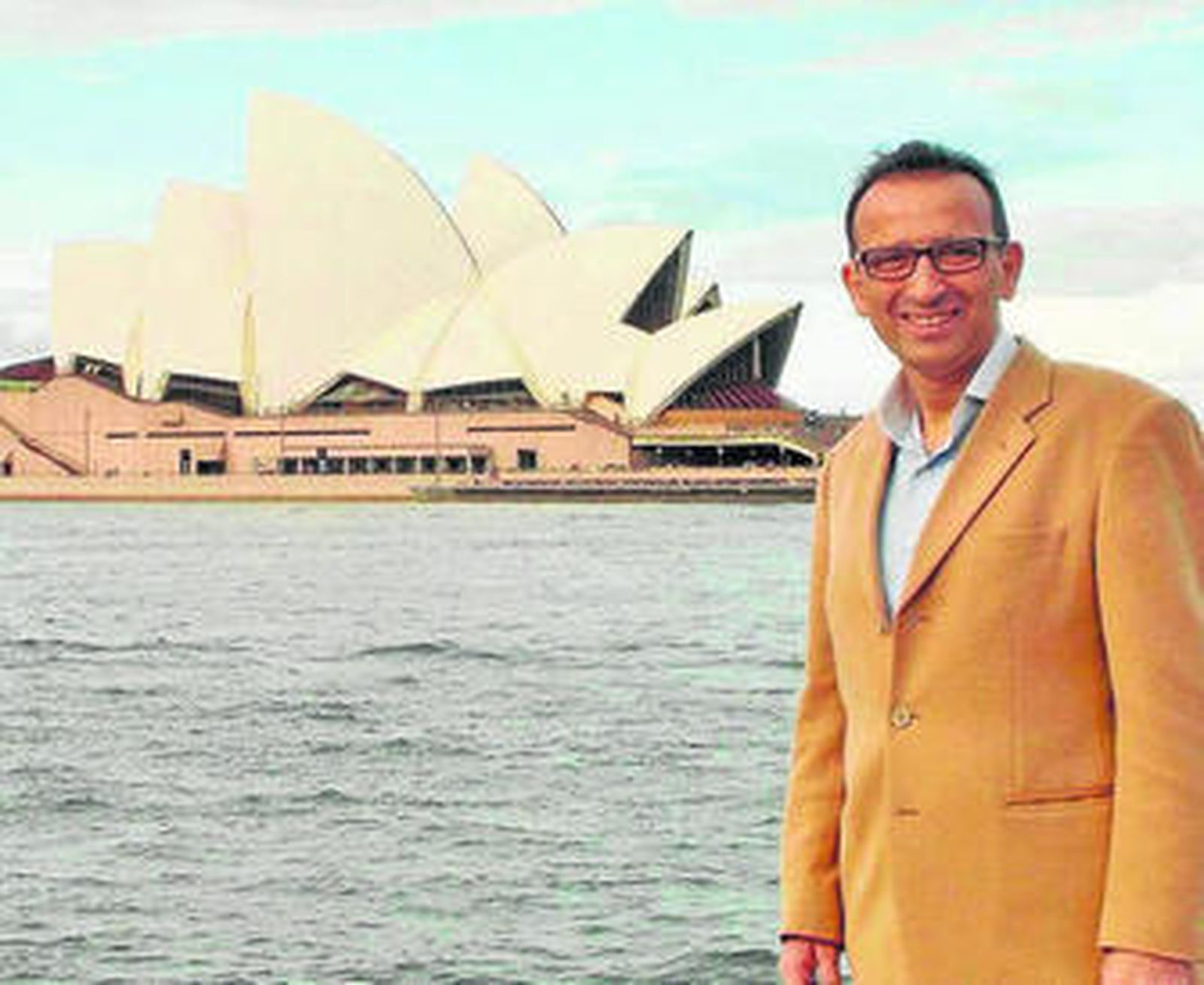José Antonio Álvarez Dodero ante la ópera de Sidney, en Australia.