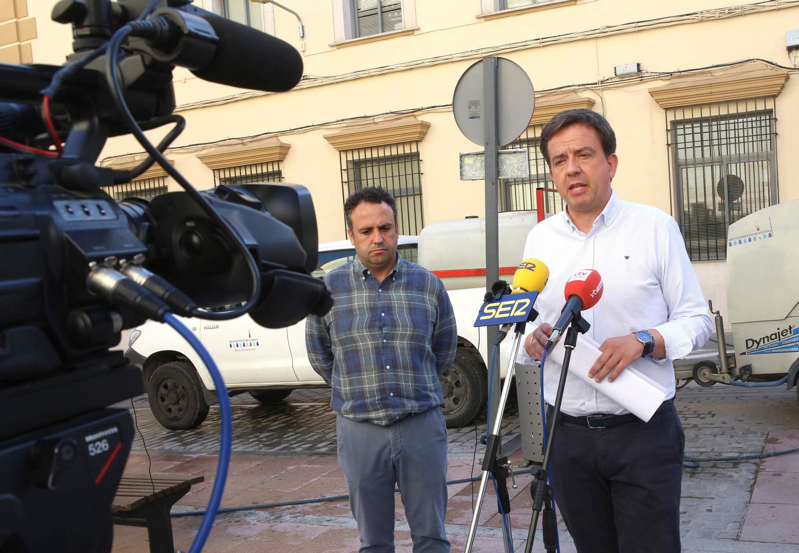 El alcalde de Lucena, Aurelio Fernández, atiende a los medios. El alcalde de Lucena, Aurelio Fernández, atiende a los medios.