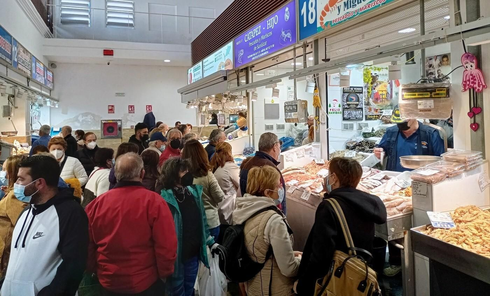 Una instantánea del interior del Mercado de Abastos de Sanlúcar.