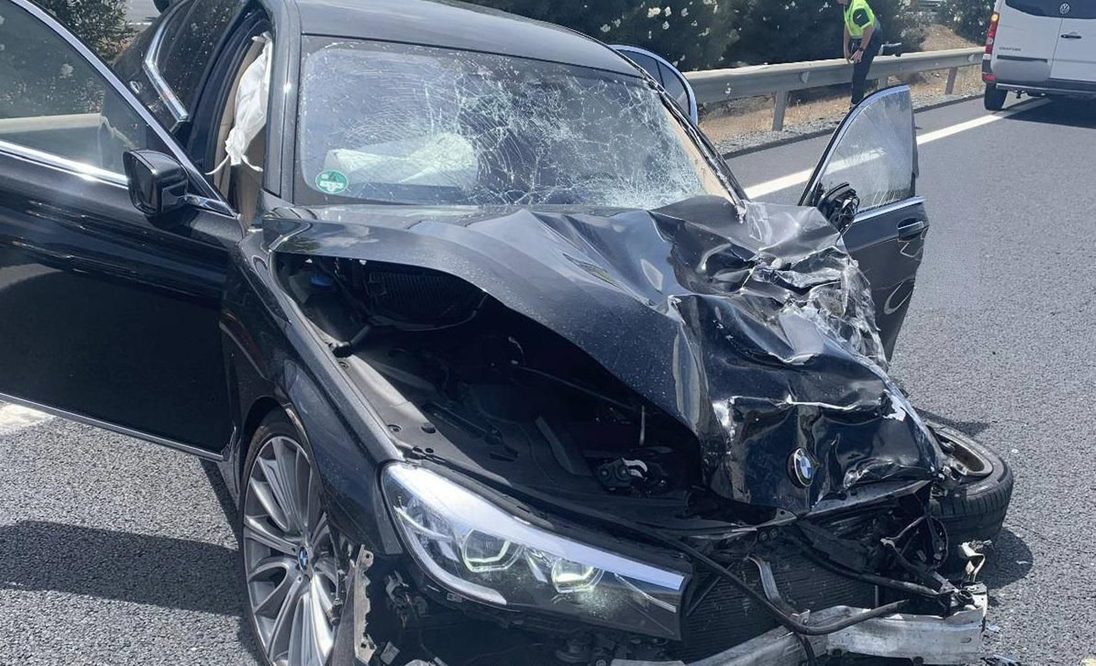 El coche accidentado este domingo en la A-49.