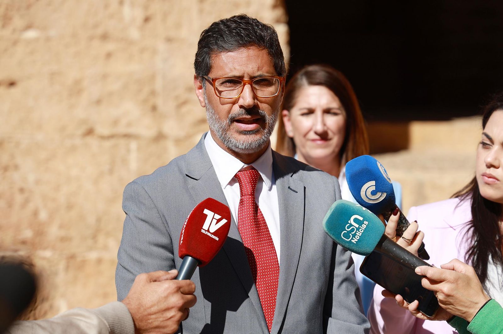 Imágenes de la visita a las obras de restauración de la Puerta del Buey en Niebla